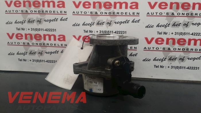 Vacuum pump (diesel) from a Renault Trafic New (FL) 1.9 dCi 82 16V 2004