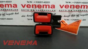 Używane Wtyk pasa bezpieczenstwa srodek tyl Ford Fiesta 6 (JA8) 1.4 TDCi Cena € 17,00 Procedura marży oferowane przez Venema Autoparts