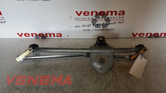 Wiper mechanism from a Renault Trafic New (FL) 1.9 dCi 82 16V 2004