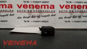 Used Central locking switch Renault Trafic New (FL) 2.0 dCi 16V 115 Price € 10,00 Margin scheme offered by Venema Autoparts