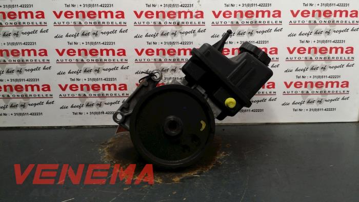Power steering pump from a Mercedes-Benz E (W212) E-220 CDI 16V BlueEfficiency 2011