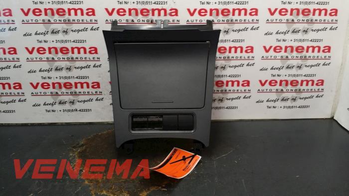 Begagnade Askkopp, fram Volkswagen Golf V Variant (1K5) 1.9 TDI Pris € 9,99 Marginaltabell erbjuds av Venema Autoparts