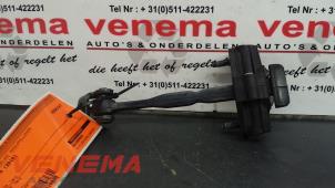 Używane Ogranicznik drzwi prawych przednich wersja 4-drzwiowa Ford Fiesta 6 (JA8) 1.4 16V Cena € 15,00 Procedura marży oferowane przez Venema Autoparts