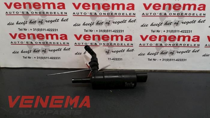 Headlight washer pump from a BMW 3 serie Touring (E91) 330d 24V 2006