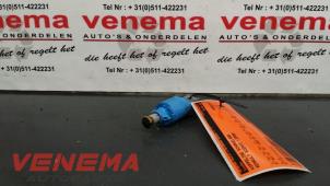 Usados Interruptor de embrague Renault Scénic II (JM) 2.0 16V Precio € 9,00 Norma de margen ofrecido por Venema Autoparts