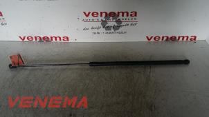 Usagé Amortisseur capot moteur droit Volkswagen Passat Variant (3C5) 2.0 TDI 140 Prix € 12,00 Règlement à la marge proposé par Venema Autoparts