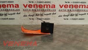 Używane Przelacznik ogrzewania szyby tylnej Ford Focus 2 Wagon 1.6 TDCi 16V 110 Cena € 7,00 Procedura marży oferowane przez Venema Autoparts