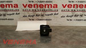 Używane Przelacznik centralnego zamka Citroen C4 Coupé (LA) 1.6 16V Cena € 9,00 Procedura marży oferowane przez Venema Autoparts