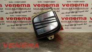 Usados Manija del portón trasero Seat Ibiza III (6L1) 1.4 16V 75 Precio € 20,00 Norma de margen ofrecido por Venema Autoparts