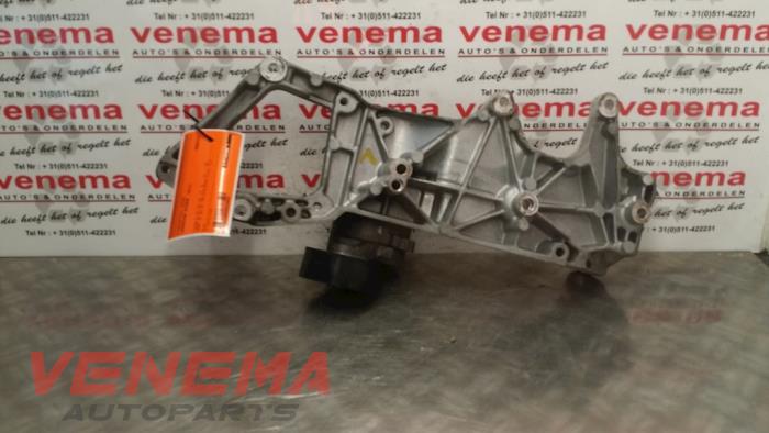 Usagé Support dynamo bas Landrover Range Rover Evoque (LVJ/LVS) 2.2 SD4 16V 5-drs. Prix € 59,00 Règlement à la marge proposé par Venema Autoparts