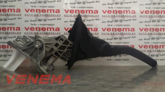 Używane Dzwignia hamulca postojowego Volvo V40 (MV) 1.6 D2 Cena € 50,00 Procedura marży oferowane przez Venema Autoparts