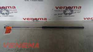 Usados Amortiguador de gas de capó izquierda Volvo V40 (MV) 1.6 D2 Precio € 19,00 Norma de margen ofrecido por Venema Autoparts