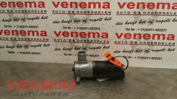 Headlight washer pump from a Volvo V40 (MV) 1.6 D2 2013