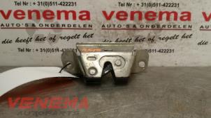 Używane Rygiel tylnej klapy Toyota Aygo (B10) 1.0 12V VVT-i Cena € 22,50 Procedura marży oferowane przez Venema Autoparts