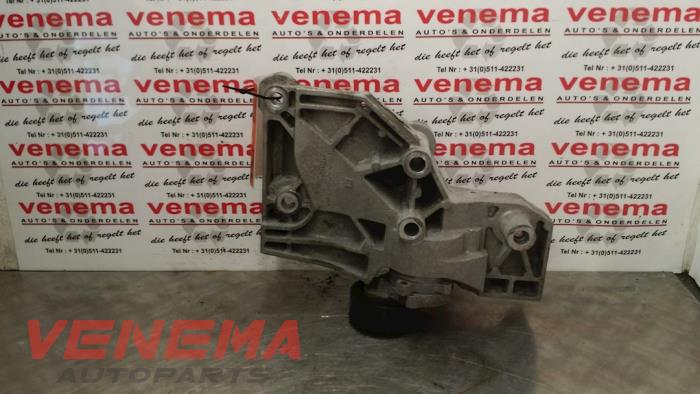 Usagé Support dynamo bas Opel Insignia Sports Tourer 2.0 CDTI 16V 130 ecoFLEX Prix € 45,00 Règlement à la marge proposé par Venema Autoparts