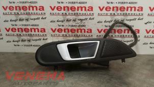 Używane Uchwyt drzwi prawych przednich wersja 4-drzwiowa Ford Fiesta 6 (JA8) 1.0 EcoBoost 12V 125 Cena € 29,00 Procedura marży oferowane przez Venema Autoparts