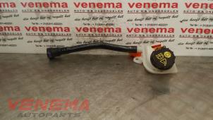 Używane Zbiornik plynu hamulcowego Ford Fiesta 6 (JA8) 1.0 EcoBoost 12V 125 Cena € 14,99 Procedura marży oferowane przez Venema Autoparts
