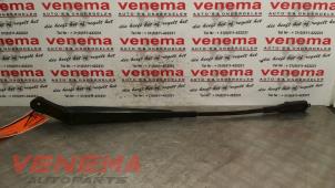 Usagé Bras essuie-glace avant Opel Zafira (M75) 1.7 CDTi 16V Prix € 10,00 Règlement à la marge proposé par Venema Autoparts