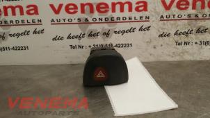 Usados Interruptor de luz de pánico Renault Megane Scénic (JA) 1.6 RT Precio € 5,00 Norma de margen ofrecido por Venema Autoparts