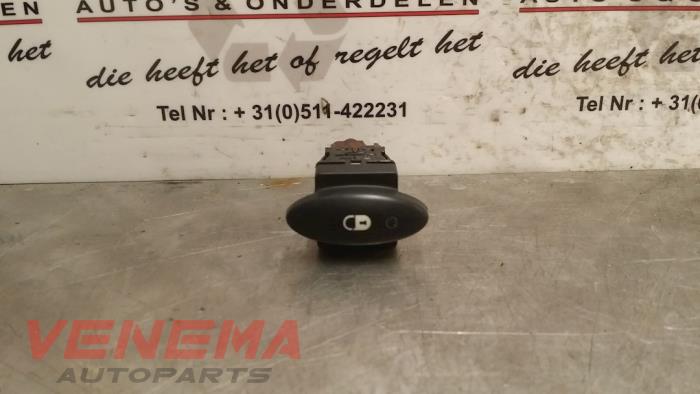 Central locking switch from a Citroën C5 I Berline (DC) 2.0 HDi 90 2003