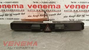 Usagé Bouton de warning Opel Zafira (M75) 1.6 16V Prix € 9,00 Règlement à la marge proposé par Venema Autoparts