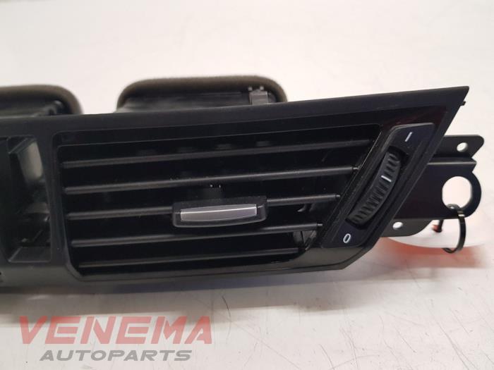 Dashboard vent from a BMW X1 (E84) sDrive 20i 2.0 16V Twin Power Turbo 2014