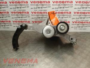 Usagé Support pompe clim Fiat 500 (312) 1.2 69 Prix € 34,95 Règlement à la marge proposé par Venema Autoparts