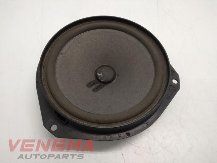 Speaker from a Fiat 500X (334) 1.6 D 16V Multijet II 2016