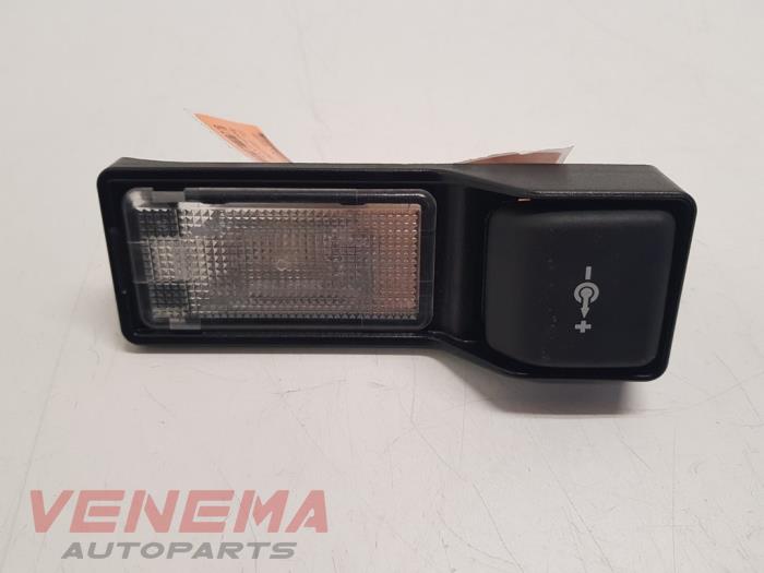 Begagnade Innerbelysning BMW 1 serie (E81) 118i 16V Pris € 9,99 Marginaltabell erbjuds av Venema Autoparts
