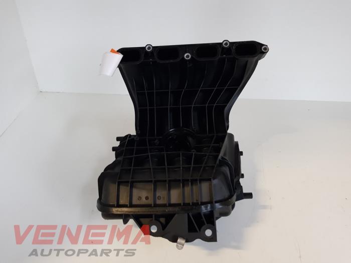 Intake manifold from a BMW 1 serie (E87/87N) 118i 16V 2010