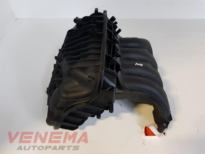 Intake manifold from a BMW 1 serie (E87/87N) 118i 16V 2010