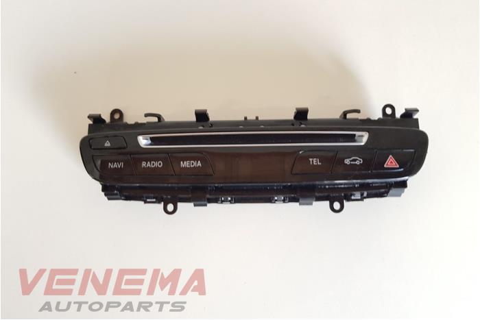Używane Panel obslugi radia Mercedes GLC (X253) 2.2 250d 16V BlueTEC 4-Matic Cena € 64,99 Procedura marży oferowane przez Venema Autoparts
