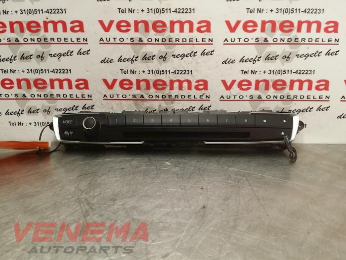 Używane Panel obslugi radia BMW 3 serie Touring (F31) 318d 2.0 16V Cena € 79,95 Procedura marży oferowane przez Venema Autoparts