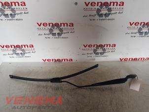 Used Front wiper arm Renault Clio IV (5R) 1.6 Turbo 16V RS 200 EDC Price € 17,95 Margin scheme offered by Venema Autoparts
