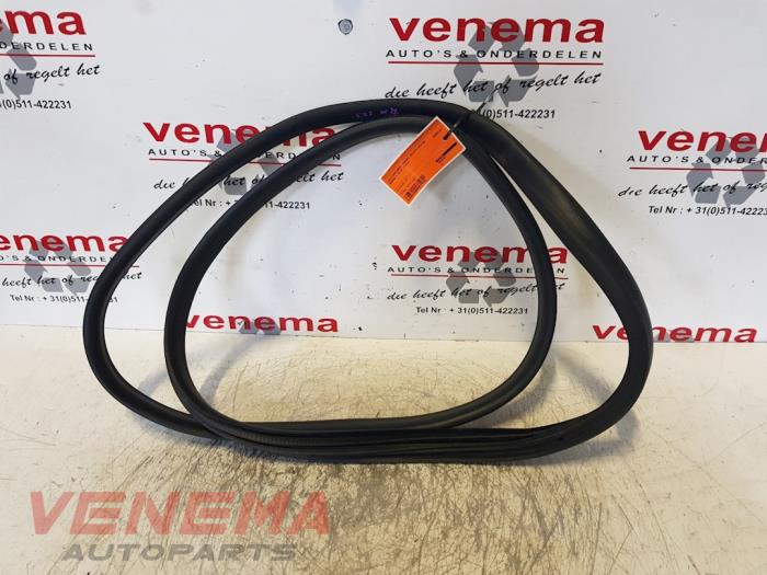 Rear door seal 4-door, right from a Renault Clio IV (5R) 1.6 Turbo 16V RS 200 EDC 2014