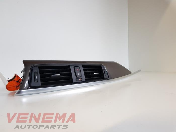 Embellecedor salpicadero de un BMW 3 serie Touring (F31) 318d 2.0 16V 2014