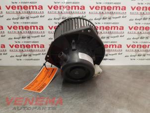 Usados Motor de ventilador de calefactor Nissan Vanette (C23) 2.3 D E/Cargo Precio € 19,95 Norma de margen ofrecido por Venema Autoparts