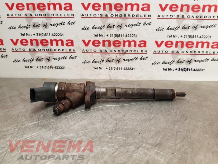 Injector (diesel) from a Ford Focus 2 Wagon 1.6 TDCi 16V 110 2009