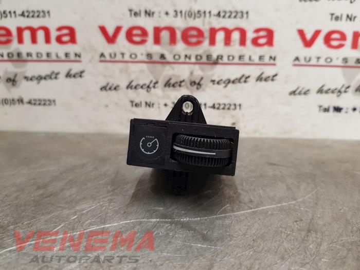 Używane Sciemniacz kokpitowy Ford Mondeo I 1.8i 16V (U9) Cena € 9,95 Procedura marży oferowane przez Venema Autoparts
