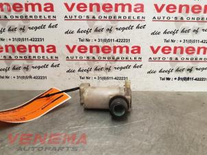 Używane Pompa spryskiwacza przód Nissan Almera (N16) 1.5 16V Cena € 9,95 Procedura marży oferowane przez Venema Autoparts