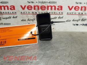 Używane Przelacznik szyberdachu Mercedes C (W202) 1.8 C-180 16V Cena € 14,95 Procedura marży oferowane przez Venema Autoparts