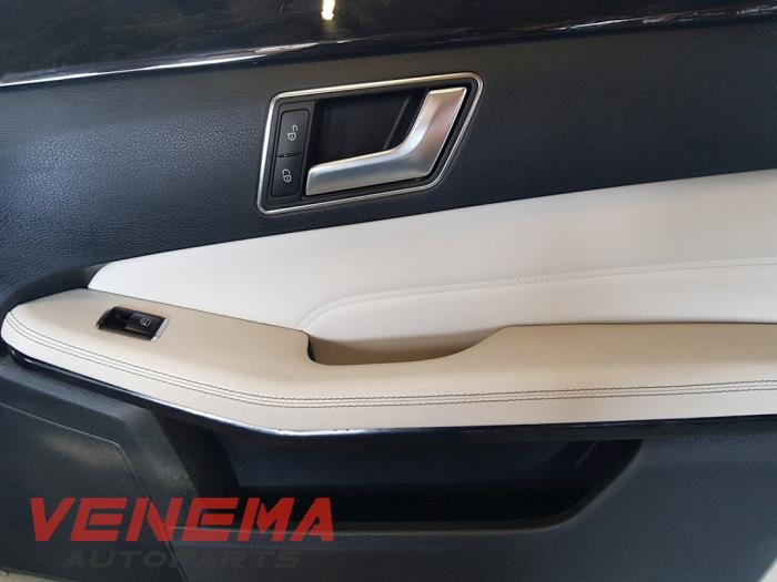 Revêtement portière haut 4portes avant droite d'un Mercedes-Benz E (W212) E-250 CDI 16V BlueTec 2014