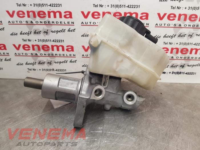 Master cylinder from a BMW X1 (E84) sDrive 20d 2.0 16V 2012