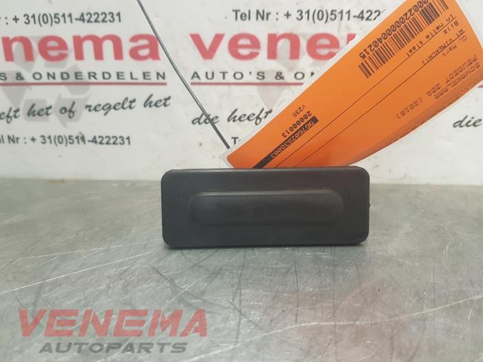 Usados Interruptor Peugeot 208 I (CA/CC/CK/CL) 1.2 12V e-THP PureTech 110 Precio € 14,99 Norma de margen ofrecido por Venema Autoparts