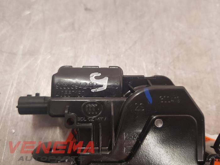 Tailgate lock mechanism from a Renault Captur (2R) 1.3 TCE 130 16V 2018