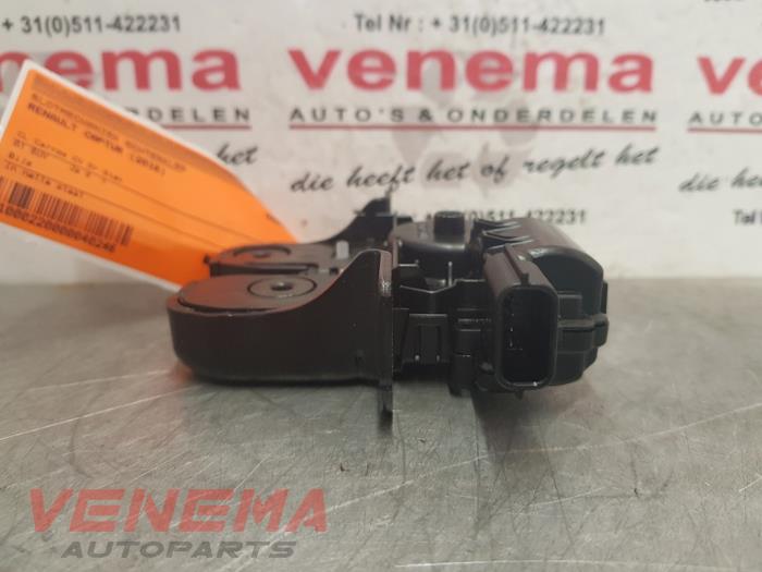 Tailgate lock mechanism from a Renault Captur (2R) 1.3 TCE 130 16V 2018