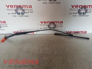 Used Front wiper arm Renault Captur (2R) 1.3 TCE 150 16V Price € 14,99 Margin scheme offered by Venema Autoparts
