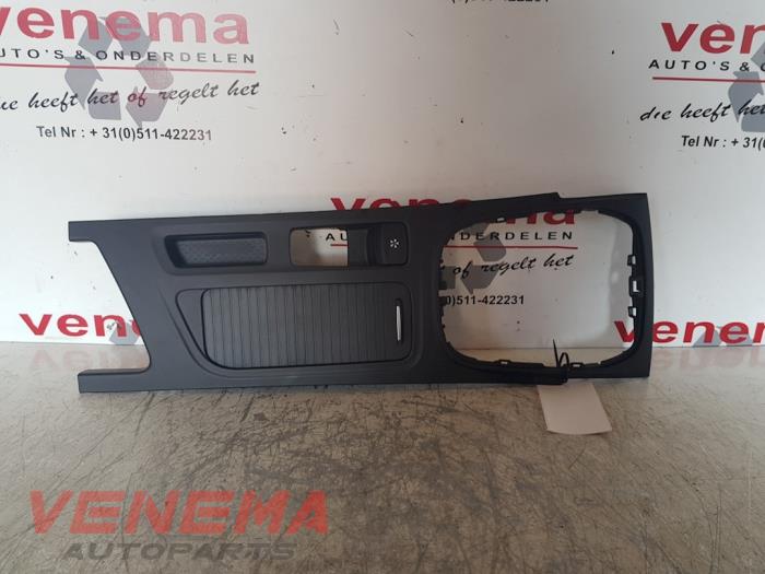 Używane Schowek Renault Megane IV (RFBB) 1.3 TCE 140 16V Cena € 89,99 Procedura marży oferowane przez Venema Autoparts