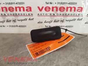 Used Tailgate handle Renault Clio IV (5R) 1.2 TCE 16V GT EDC Price € 29,99 Margin scheme offered by Venema Autoparts