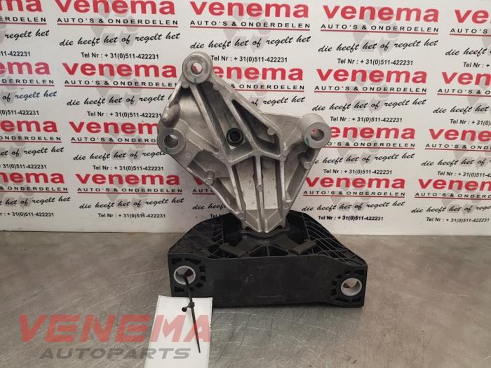 Engine mount from a Renault Clio IV Estate/Grandtour (7R) 0.9 Energy TCE 90 12V 2018